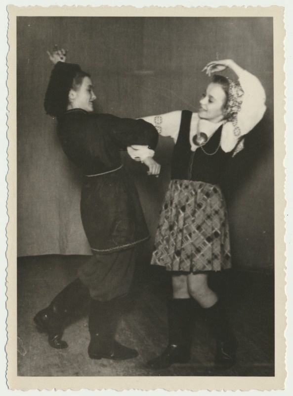 foto, Viljandimaa, kolhoos Võitlus, 2 last tants'imas, u 1950