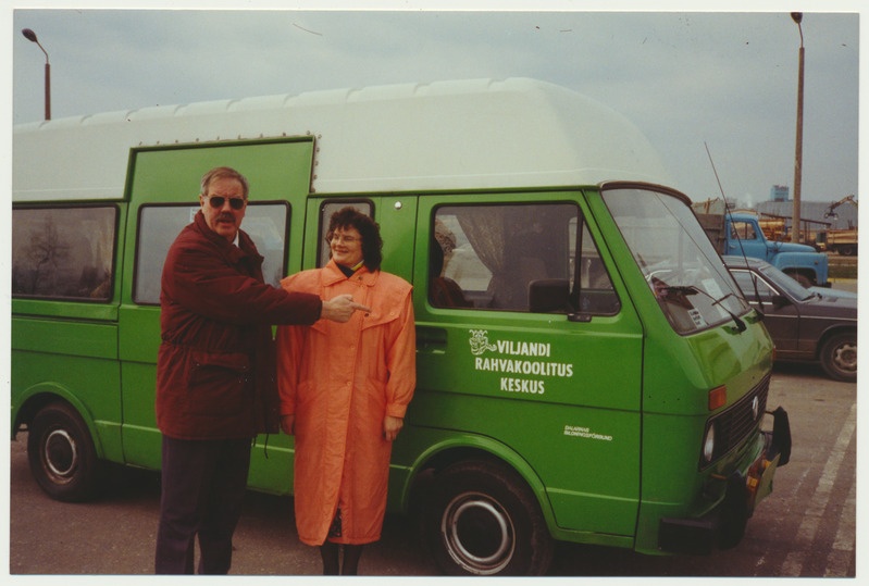 värvifoto, Viljandi Rahvakoolituskeskus'e buss, annetus Rootsi Dalarna maakonnalt, esindaja Henry Nilsson, tõlk Inge Martinson, 1994