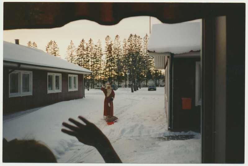 värvifoto, Viljandi Lasteabikeskus, aknalt jõuluvana'le lehvitamine, 1994