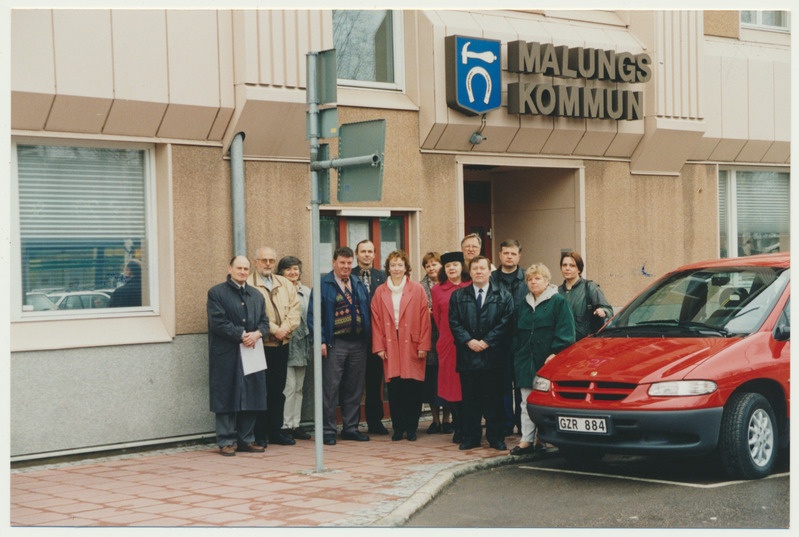 värvifoto, Rootsi, Malungi vallavalitsus, hoone, grupp, Viiratsi ja Malungi valla esindajad, 29.04.1998 foto P. Arro