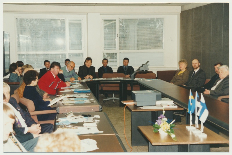 värvifoto, Viljandi khk, Viiratsi vallamaja, Malungi kommuuni ja Viiratsi valla kohtumine, 22.02.1998 foto P. Arro