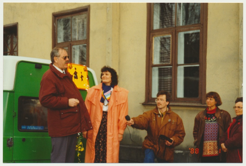 värvifoto, Viljandi, Linnu tn, Dalarna maakonna esindaja Henry Nilsson, tõlk Inge Martinson (hiljem Nilsson) ja Meelis Pirn (Mulgi Raadio), 1994