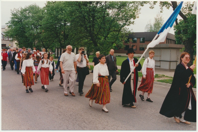 värvifoto, IV Sakala Mängud, rongkäik, Malungi ja Juankoski valla esindajad jt 29.05.1999