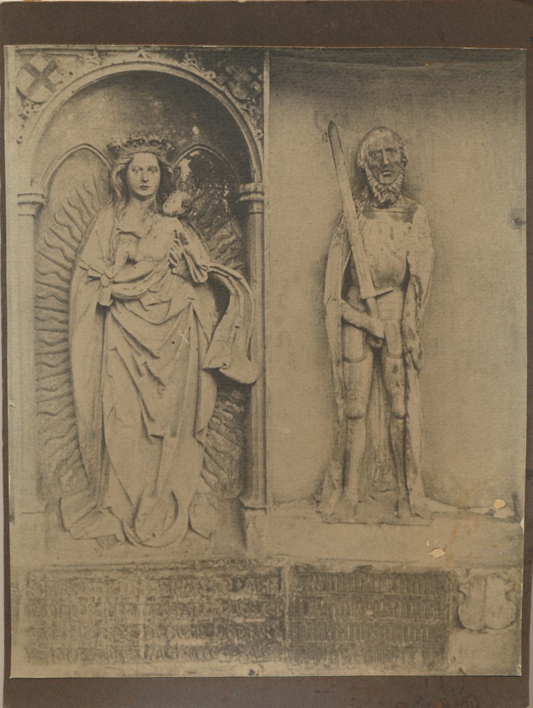 foto, Riia ordulinnuse hooviportaali raidkivireljeefid (u 1515), neitsi Maarja ja Liivimaa ordumeister Wolter von Plettenberg
