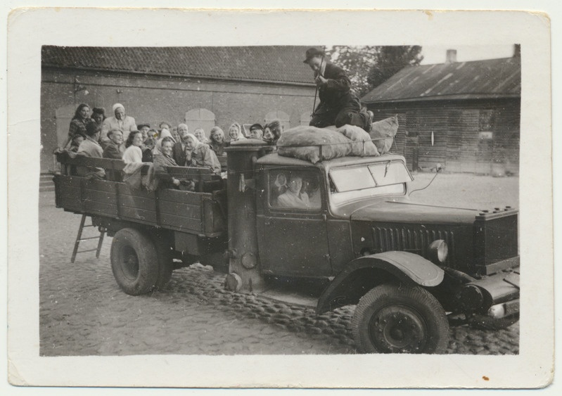 foto Viljandi segarahvatantsurühm, veoauto Citroen T 45, laulupäevale sõit? 01.07.1949