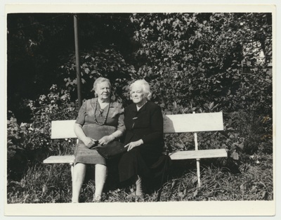 foto, Johanna Laidoner ja Marie Müürissepp, Viljandi, Lossi tn 2 aed, 1972  duplicate photo