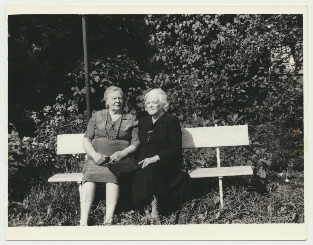 foto, Johanna Laidoner ja Marie Müürissepp, Viljandi, Lossi tn 2 aed, 1972