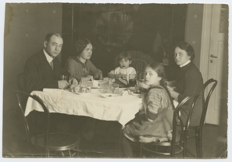 foto, Jaan ja Anna Kukk (Uudelt), Marie Riet lastega, söögilauas, u 1913