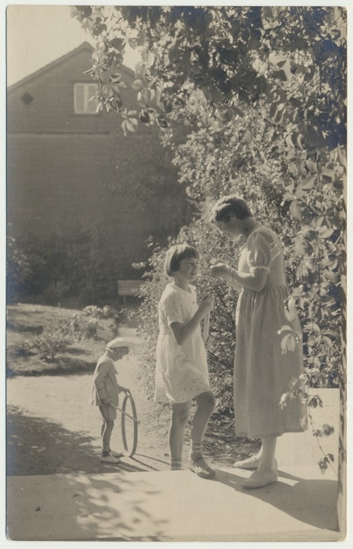 foto, Elma Riet, Olev ja Anna Kukk (Uudelt), perekond Rieti maja trepil, u 1921