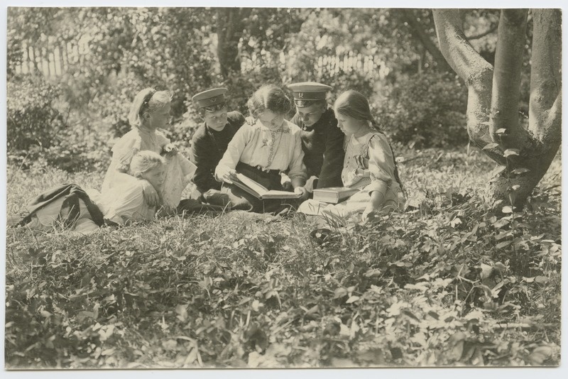 foto, Viljandi kooliõpilased, 4 tüdrukut ja 2 poissi, aias, sh Anna Uudelt (Kukk), 1904