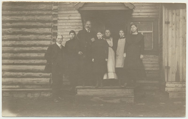 foto, Venemaa, Zeja linn, grupp maja trepil, sh Jaan Kukk, u 1911, foto A. Kukk