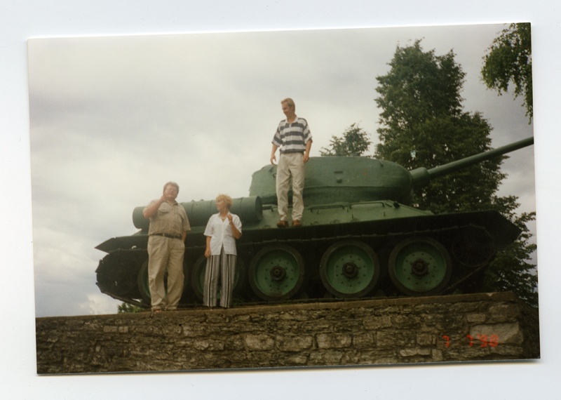Members of the Maritime Museum in Narva: Tiit Einberg, Urmas Dresen and Vaike Raudsepp by tank