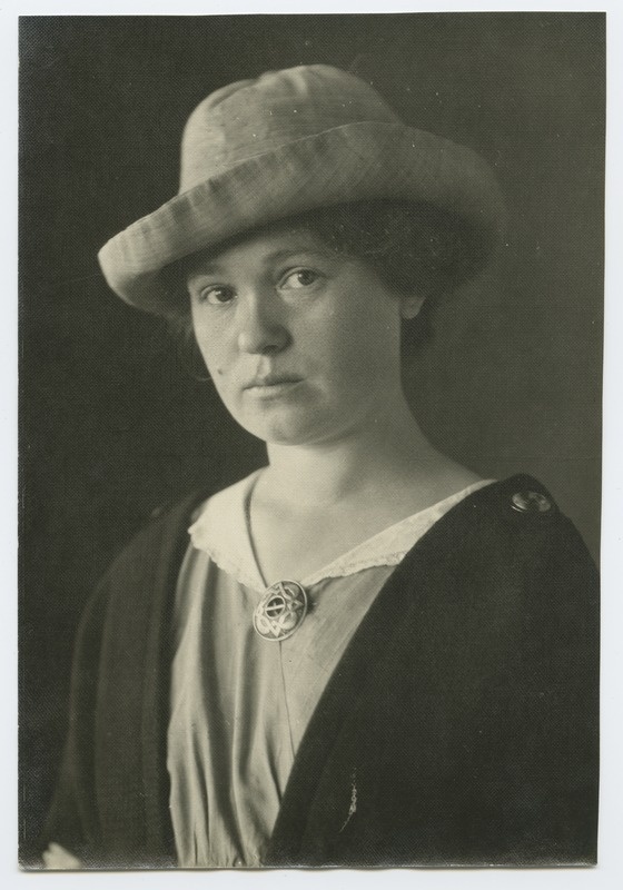 foto, Anna Kukk (Uudelt), rinnaportree, Venemaa, Zeja linn, u 1915