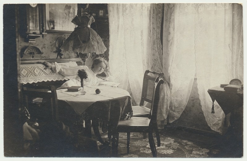 foto, Anna Uudelt (Kukk), elutuba, laud, u 1905