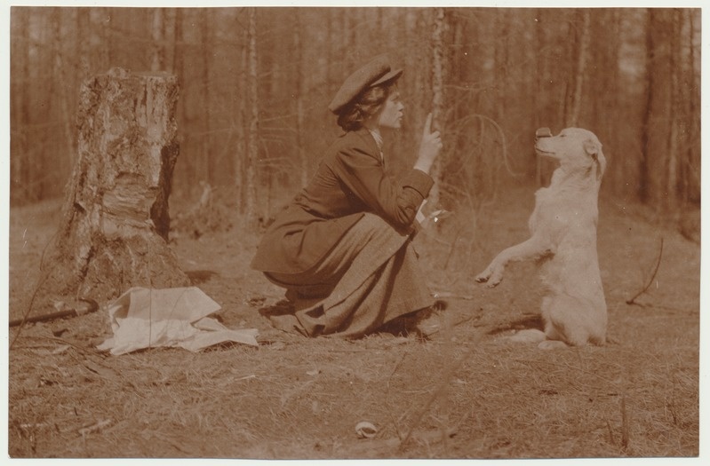 foto, Anna Kukk (Uudelt), koeraga metsas, u 1912