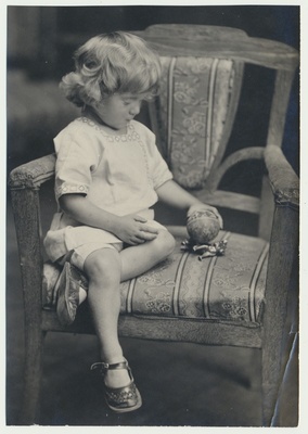 foto, Olev Kukk, toolil, mängib, Venemaa, Zeja, u 1915, foto A. Kukk  duplicate photo