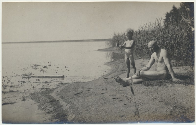 foto, Olev ja Jaan Kukk, suvitamas jõe ääres, Venemaa, Zeja, u 1916, foto A. Kukk
