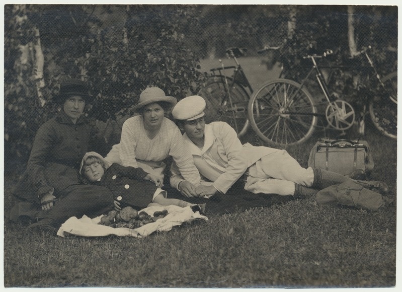 foto, Anna, Jaan, Olev Kukk ja naine, looduses, Venemaa, Zeja, u 1915