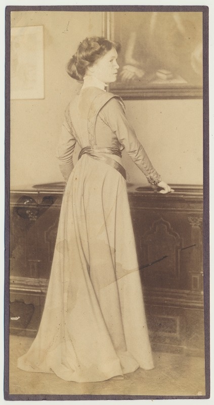 foto, Anna Uudelt (Kukk), täisportree, Dresden?, 1908