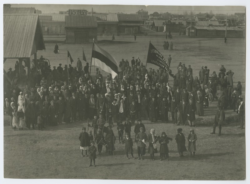foto, Venemaa, Zeja, Eesti kogukond lippudega, u 1917, foto A. Kukk
