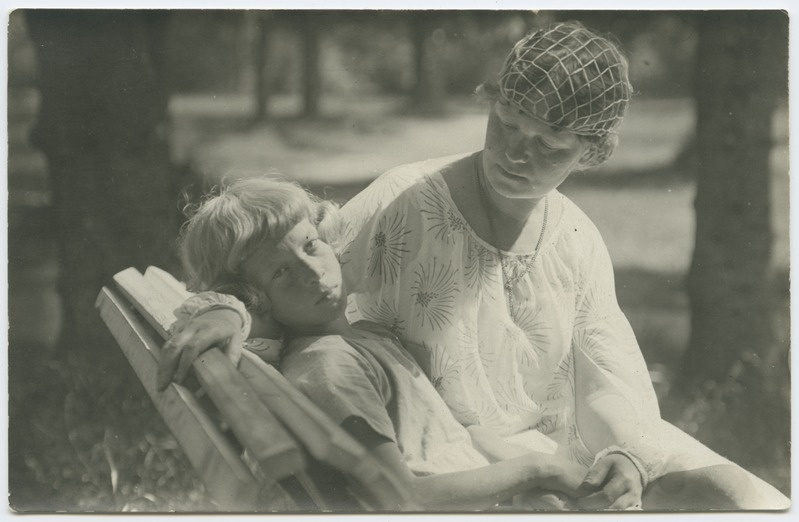 foto, Olev ja Anna Kukk, pargipingil, Venemaa, Zeja, u 1918, foto J. Kukk