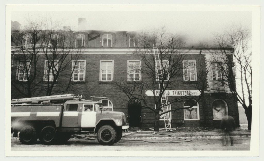 foto, Viljandi, kaubamaja 3. korruse põlengu kustutamine, tuletõrjeautod, 11.01.1992, foto L. Kadalipp