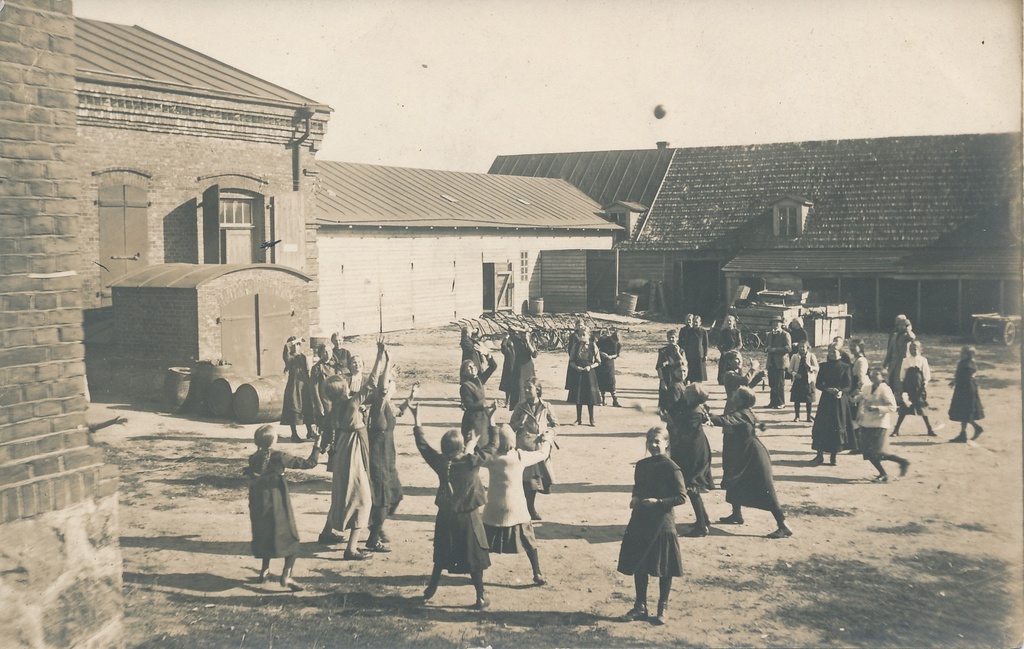 foto, Viljandi Eesti Haridusseltsi kooliõu, õpilased, abihoone, u 1912