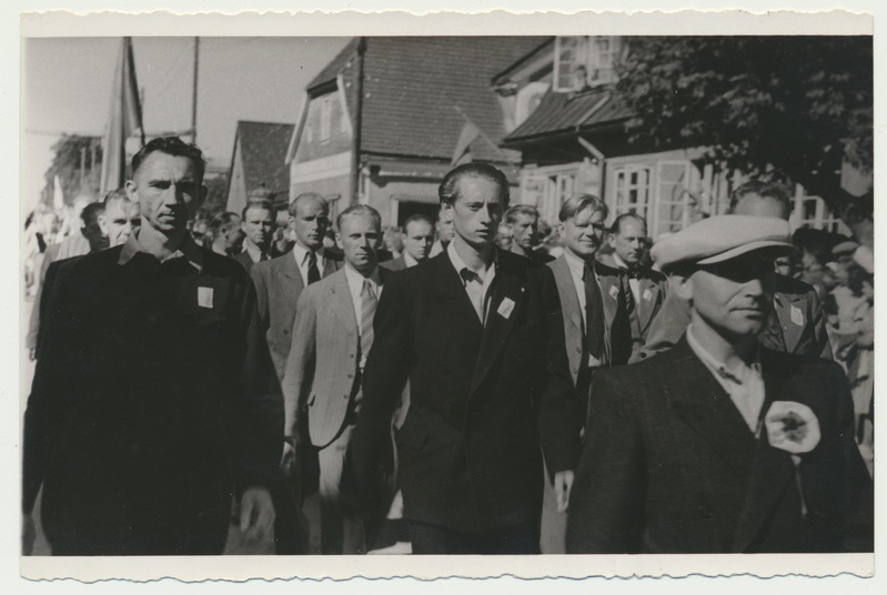 foto, Viljandi kultuurimaja meeskoor rongkäigus, 1949