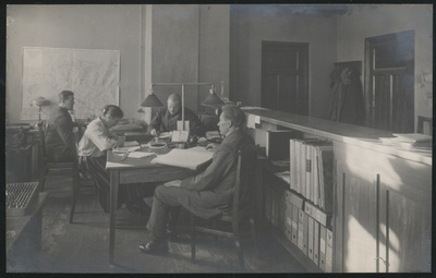 fotopostkaart, Halliste khk, Abja Linavabrik, kontori sisevaade, 4 inimest, u 1924  duplicate photo
