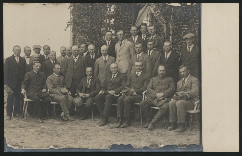 fotopostkaart, Halliste khk, Abja Linavabrik, suur grupp mehi, u 1924