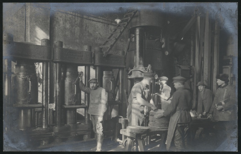fotopostkaart, Halliste khk, Abja Linavabrik, linaseemnete pressimine, õlikoogid, u 1924