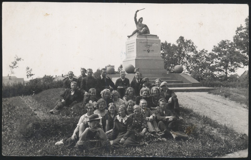 fotopostkaart, Suure-Jaani khk, Suure-Jaani, mälestussammas, grupp, leerilapsed, 1938, foto A. Veidner
