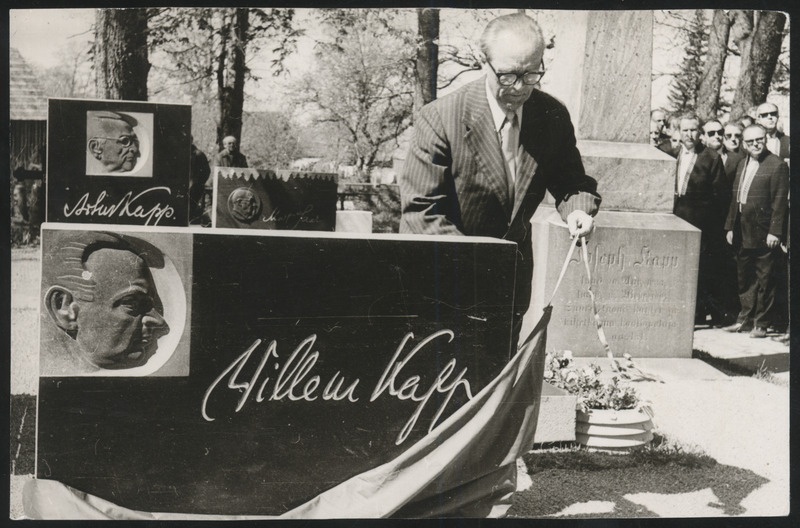 foto, Suure-Jaani khk, Suure-Jaani, heliloojate Kappide hauakivide avamine, 1974, foto A. Veiksar