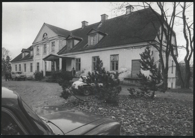 foto, Suure-Jaani khk, Lahmuse mõis, peahoone, eriinternaatkoolina, 1984, foto E. Veliste