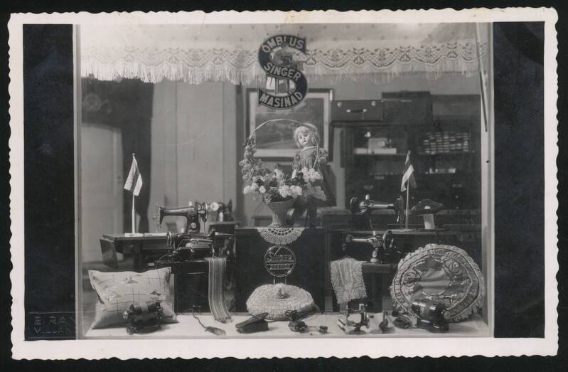 fotopostkaart, Viljandi, Tartu tn, poevaateaken, Singer'i õmblusmasinad, u 1938, foto E Rang