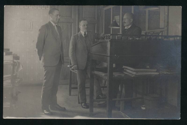 fotopostkaart, Viljandi, Eesti Panga Viljandi osakonna hoone, sisevaade, kabinet, 3 meest sh J. Rist, u 1930