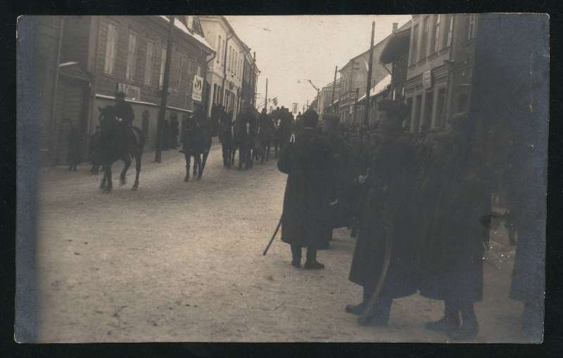 fotopostkaart, Viljandi, Lossi tn, EW aastapäeva tähistamine, sõjaväelaste kolonn, u 1925 (võte Tartu tn-lt Oru tn poole)