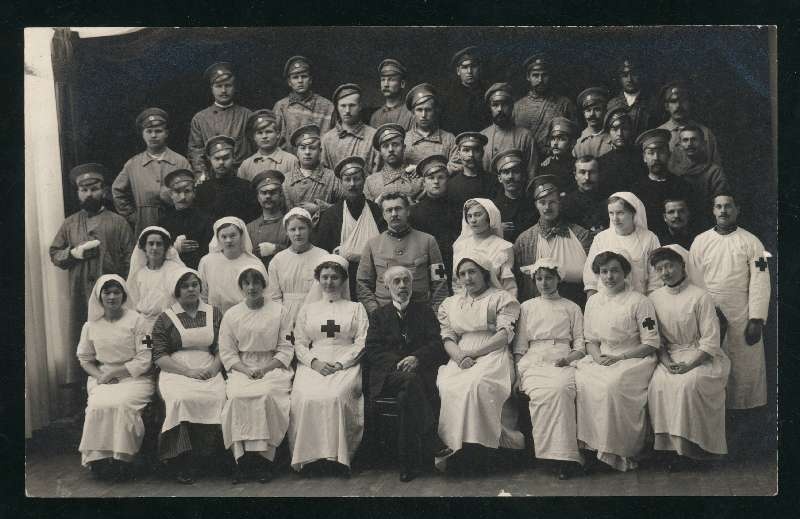fotopostkaart, Viljandi, Posti 11, kasioono, I maailmasõjas haavata saanud sõdurid, meditsiinitöötajad, grupp, 1915