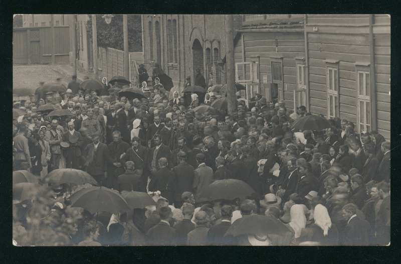 fotopostkaart, Viljandi, Eha tn, Saksa käsitööliste seltsi maja, kutsealuste saatmine I maailmasõtta, u 1915, foto J. Riet
