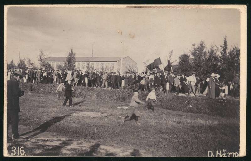fotopostkaart, Viljandi, tikuvabrik'u meeste saatmine I Maailmasõtta, kolonn, vabrikuhoone, u 1914, foto O. Härm