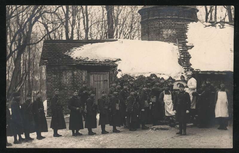fotopostkaart, ajateenijad, lõunatund, söögi järjekord, u 1930 talv, foto A. Järvekülg (Jakobsoni tn 20)