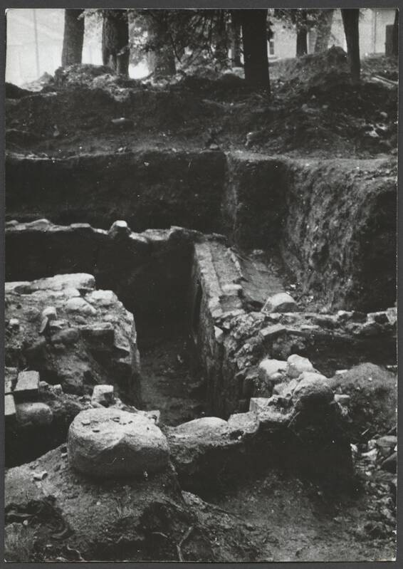 foto, Viljandi, Jaani kirik, arheoloogilised väljakaevamised, 1981, foto E. Veliste