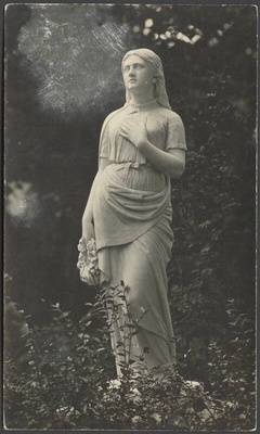fotopostkaart, Viljandi, Vana kalmistu, S. Rosenberg'i haud, A. Weizenbergi kuju "Lootus" (Naine lillepärjaga), u 1915, foto J. Riet  duplicate photo