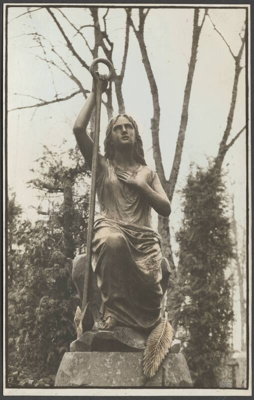 fotopostkaart, Viljandi, Vana kalmistu, H. Sassi haud, A. Weizenbergi kuju "Naine ankruga", õrnalt koloreeritud, u 1915