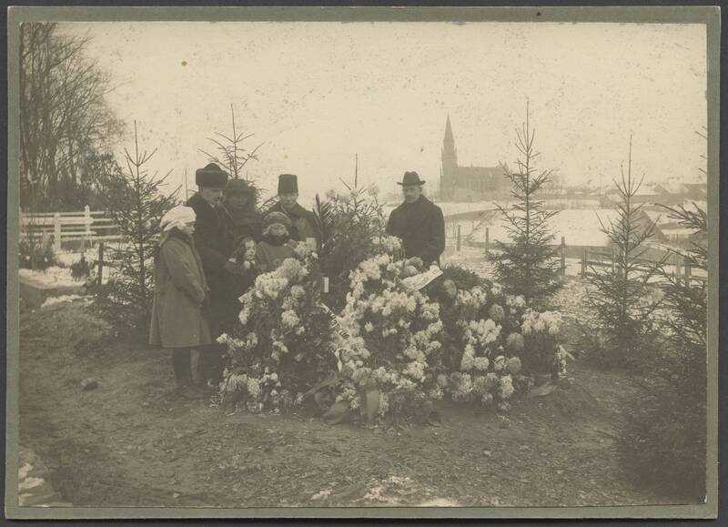 fotopostkaart, Viljandi, Vana kalmistu, hauaplats, pärjad, omaksed, Pauluse kirik, magasiaida varemed, talv, u 1925