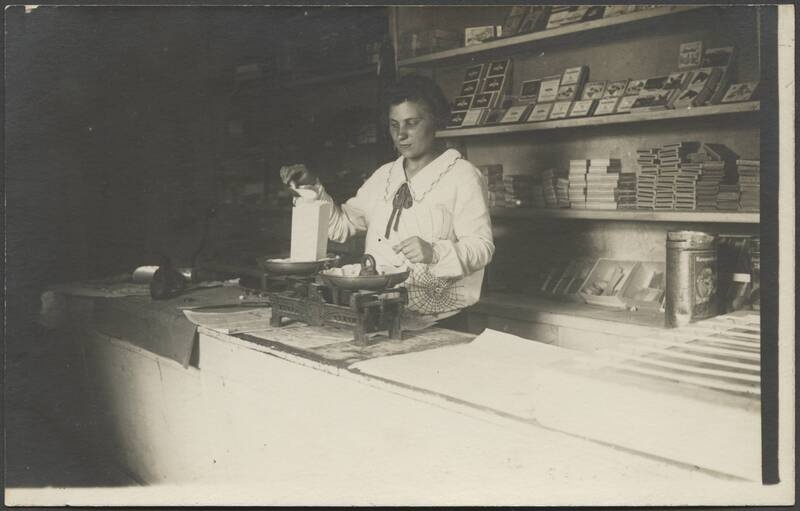 fotopostkaart, Viljandi, Vaksali tn 12 asunud pood, sisevaade, müüa poeomaniku tütar Anni Pauk, u 1935