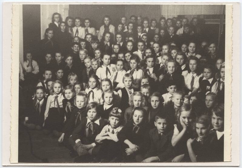 foto, Viljandi, Pikk tn 4, Pioneeride maja, saal, sisevaade, grupp, pioneerid, u 1955