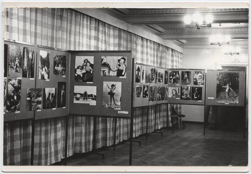 foto, Viljandi, Tallinna tn 5, Viljandi kultuurimaja, sisevaade, näitusesaal keldris?, fotonäitus, 1979, M. Roosalu