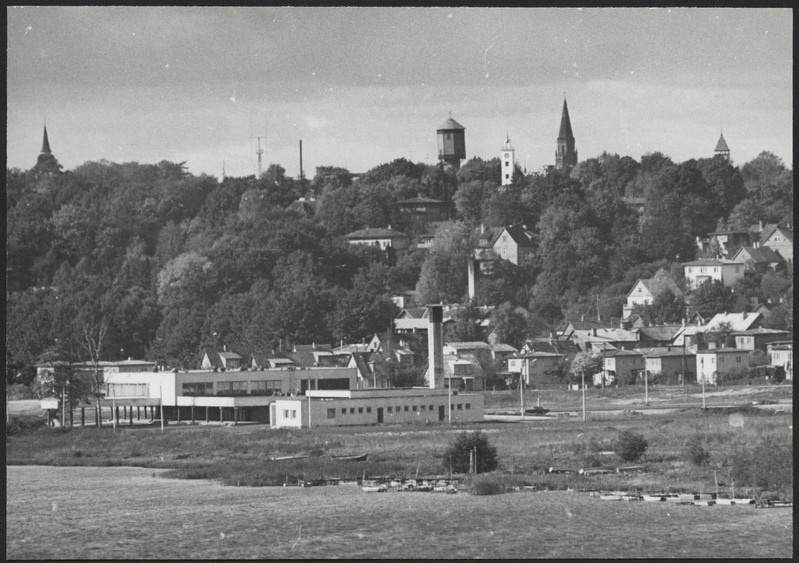 foto, Viljandi, järv, restoran Vikerkaar, hooned mäeveerul, Jaani kiriku torn, veetorn, raekoja torn, Pauluse kiriku torn, tuletõrje torn, september 1983, foto E. Veliste