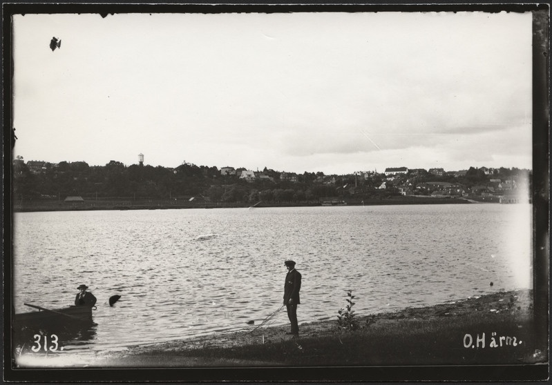 fotopostkaart, Viljandi, vastaskalda riba, mehed, paat, järv, linna majad mäeveerul, u 1915, foto O. Härm